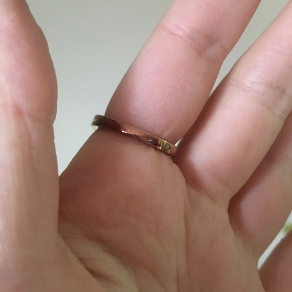 Gold Tone Ring w Opalescent Stone